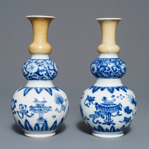 A pair of Chinese blue and white with cafe-au-lait triple gourd vases, Kangxi — 照片 2