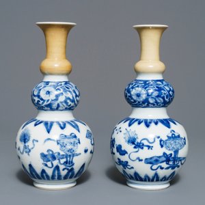 A pair of Chinese blue and white with cafe-au-lait triple gourd vases, Kangxi — 照片 3