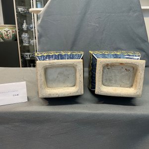 A pair of Chinese blue and white yellow-ground vases, 19th C. — 照片 13