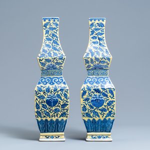 A pair of Chinese blue and white yellow-ground vases, 19th C. — 照片 2