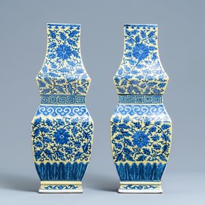 A pair of Chinese blue and white yellow-ground vases, 19th C. — 照片 3