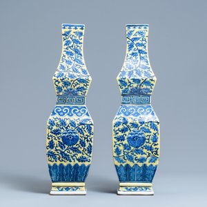 A pair of Chinese blue and white yellow-ground vases, 19th C. — 照片 4