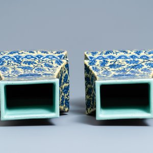 A pair of Chinese blue and white yellow-ground vases, 19th C. — 照片 5