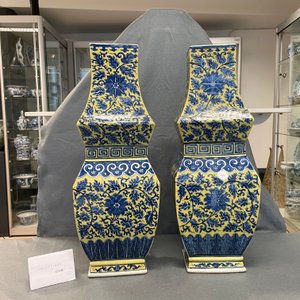 A pair of Chinese blue and white yellow-ground vases, 19th C. — 照片 8