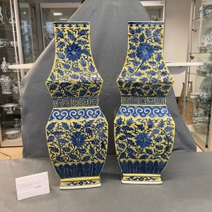 A pair of Chinese blue and white yellow-ground vases, 19th C. — 照片 9