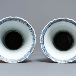 A pair of Chinese blue and white yenyen vases with figures in landscapes, Kangxi — photo 5