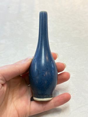A pair of Chinese blue-glazed 'Hatcher Cargo' bottle vases with incised dragons, Transitional period — photo 1