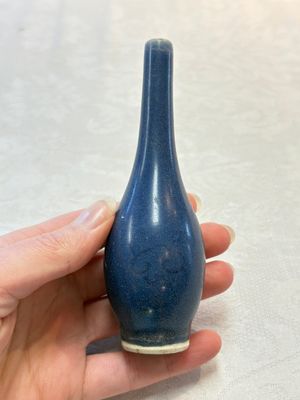 A pair of Chinese blue-glazed 'Hatcher Cargo' bottle vases with incised dragons, Transitional period — photo 2