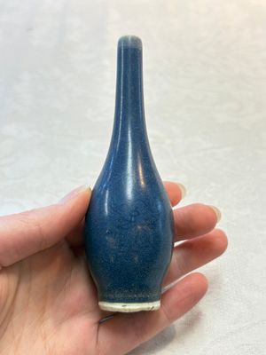A pair of Chinese blue-glazed 'Hatcher Cargo' bottle vases with incised dragons, Transitional period — photo 3