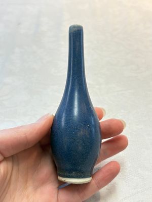 A pair of Chinese blue-glazed 'Hatcher Cargo' bottle vases with incised dragons, Transitional period — photo 4
