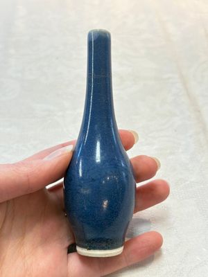 A pair of Chinese blue-glazed 'Hatcher Cargo' bottle vases with incised dragons, Transitional period — photo 7