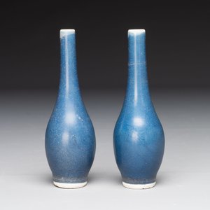 A pair of Chinese blue-glazed 'Hatcher Cargo' bottle vases with incised dragons, Transitional period — photo 2