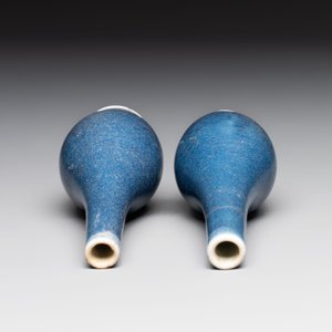 A pair of Chinese blue-glazed 'Hatcher Cargo' bottle vases with incised dragons, Transitional period — photo 4
