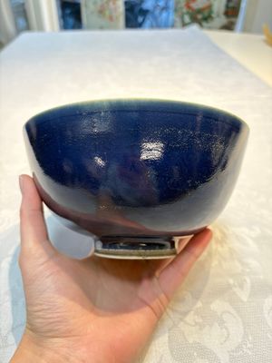 A pair of Chinese blue-glazed 'Hatcher Cargo' bowls with incised dragons, Transitional period — foto 1