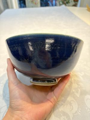 A pair of Chinese blue-glazed 'Hatcher Cargo' bowls with incised dragons, Transitional period — foto 2