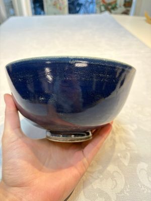 A pair of Chinese blue-glazed 'Hatcher Cargo' bowls with incised dragons, Transitional period — foto 3