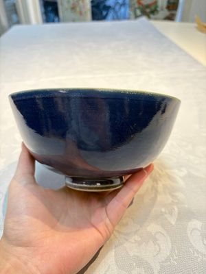 A pair of Chinese blue-glazed 'Hatcher Cargo' bowls with incised dragons, Transitional period — foto 4