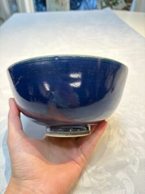 A pair of Chinese blue-glazed 'Hatcher Cargo' bowls with incised dragons, Transitional period — foto 8