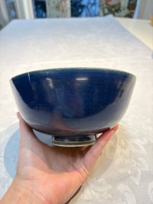 A pair of Chinese blue-glazed 'Hatcher Cargo' bowls with incised dragons, Transitional period — foto 9