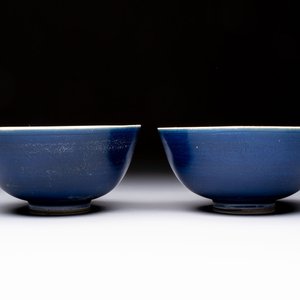 A pair of Chinese blue-glazed 'Hatcher Cargo' bowls with incised dragons, Transitional period — foto 1