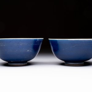 A pair of Chinese blue-glazed 'Hatcher Cargo' bowls with incised dragons, Transitional period — foto 2