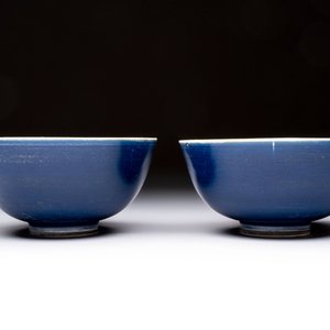 A pair of Chinese blue-glazed 'Hatcher Cargo' bowls with incised dragons, Transitional period — foto 3