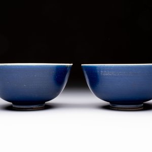 A pair of Chinese blue-glazed 'Hatcher Cargo' bowls with incised dragons, Transitional period — foto 4