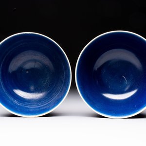 A pair of Chinese blue-glazed 'Hatcher Cargo' bowls with incised dragons, Transitional period — foto 5