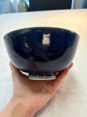A pair of Chinese blue-glazed 'Hatcher Cargo' bowls with incised dragons, Transitional period — photo 3