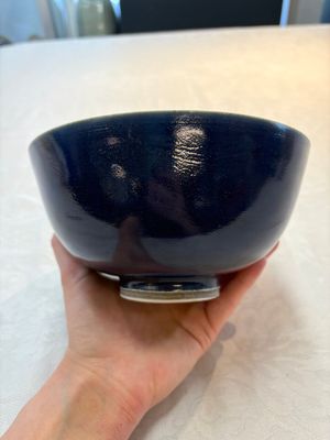 A pair of Chinese blue-glazed 'Hatcher Cargo' bowls with incised dragons, Transitional period — photo 4