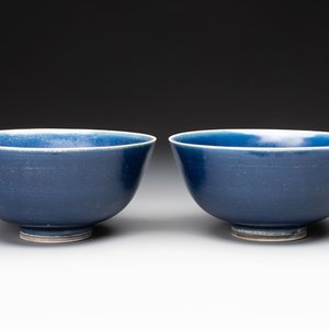 A pair of Chinese blue-glazed 'Hatcher Cargo' bowls with incised dragons, Transitional period — photo 1