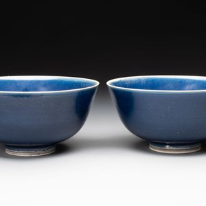 A pair of Chinese blue-glazed 'Hatcher Cargo' bowls with incised dragons, Transitional period — photo 3