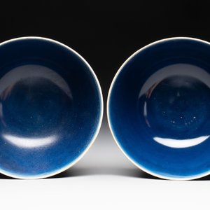 A pair of Chinese blue-glazed 'Hatcher Cargo' bowls with incised dragons, Transitional period — photo 4