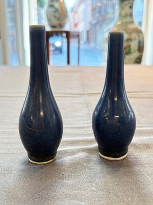 A pair of Chinese blue-glazed 'Hatcher Cargo' shipwreck bottle vases with incised dragons, Transitional period — 照片 1