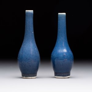 A pair of Chinese blue-glazed 'Hatcher Cargo' shipwreck bottle vases with incised dragons, Transitional period — 照片 1