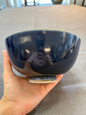 A pair of Chinese blue-glazed 'Hatcher Cargo' shipwreck bowls with incised dragons, Transitional period — 照片 1