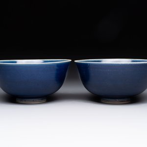 A pair of Chinese blue-glazed 'Hatcher Cargo' shipwreck bowls with incised dragons, Transitional period — 照片 1