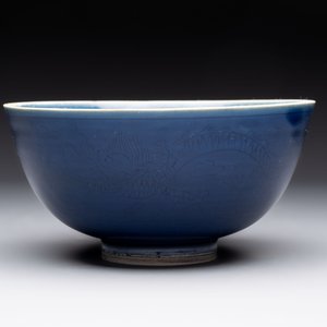 A pair of Chinese blue-glazed 'Hatcher Cargo' shipwreck bowls with incised dragons, Transitional period — 照片 2