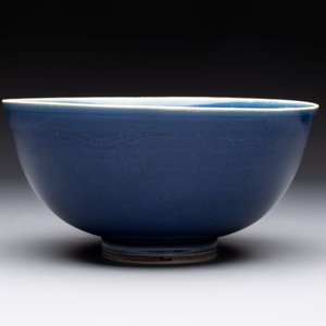 A pair of Chinese blue-glazed 'Hatcher Cargo' shipwreck bowls with incised dragons, Transitional period — 照片 3