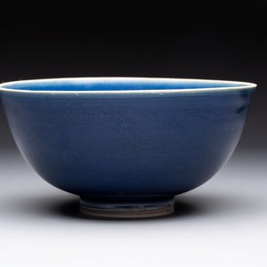A pair of Chinese blue-glazed 'Hatcher Cargo' shipwreck bowls with incised dragons, Transitional period — 照片 4