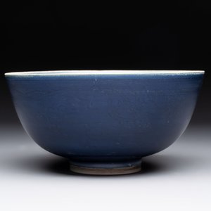 A pair of Chinese blue-glazed 'Hatcher Cargo' shipwreck bowls with incised dragons, Transitional period — 照片 8
