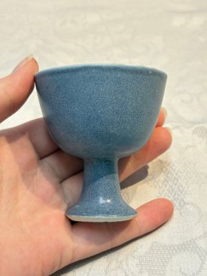 A pair of Chinese blue-glazed 'Hatcher Cargo' vases with incised dragons and a stem cup, Transitional period — photo 1
