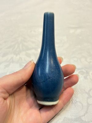 A pair of Chinese blue-glazed 'Hatcher Cargo' vases with incised dragons and a stem cup, Transitional period — photo 11