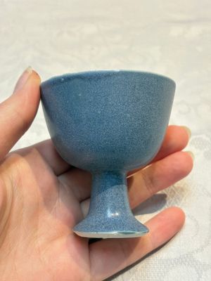 A pair of Chinese blue-glazed 'Hatcher Cargo' vases with incised dragons and a stem cup, Transitional period — photo 2
