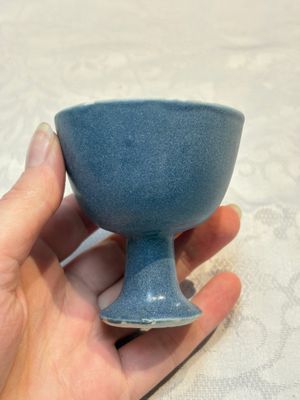 A pair of Chinese blue-glazed 'Hatcher Cargo' vases with incised dragons and a stem cup, Transitional period — photo 4