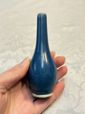 A pair of Chinese blue-glazed 'Hatcher Cargo' vases with incised dragons and a stem cup, Transitional period — photo 10