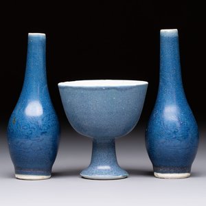 A pair of Chinese blue-glazed 'Hatcher Cargo' vases with incised dragons and a stem cup, Transitional period — photo 1