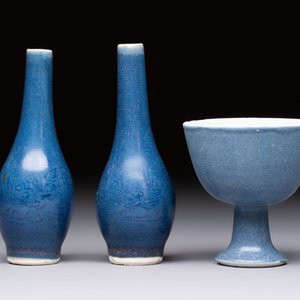 A pair of Chinese blue-glazed 'Hatcher Cargo' vases with incised dragons and a stem cup, Transitional period — photo 2
