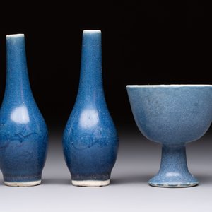 A pair of Chinese blue-glazed 'Hatcher Cargo' vases with incised dragons and a stem cup, Transitional period — photo 4