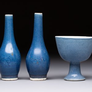 A pair of Chinese blue-glazed 'Hatcher Cargo' vases with incised dragons and a stem cup, Transitional period — photo 5